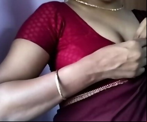 caldo tamil cameriera in saree..