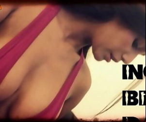 بونام باندي يذهب braless..